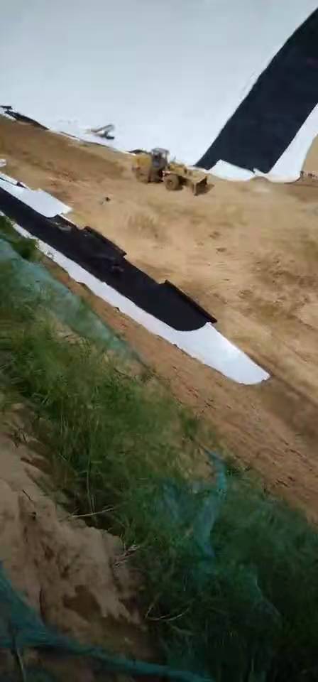 固廢填埋場防滲膜鋪設(shè)、焊接、填埋。
